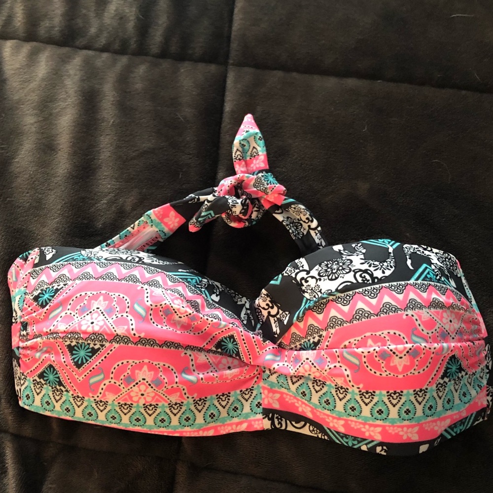 Adorable bandeau swim top! 👙